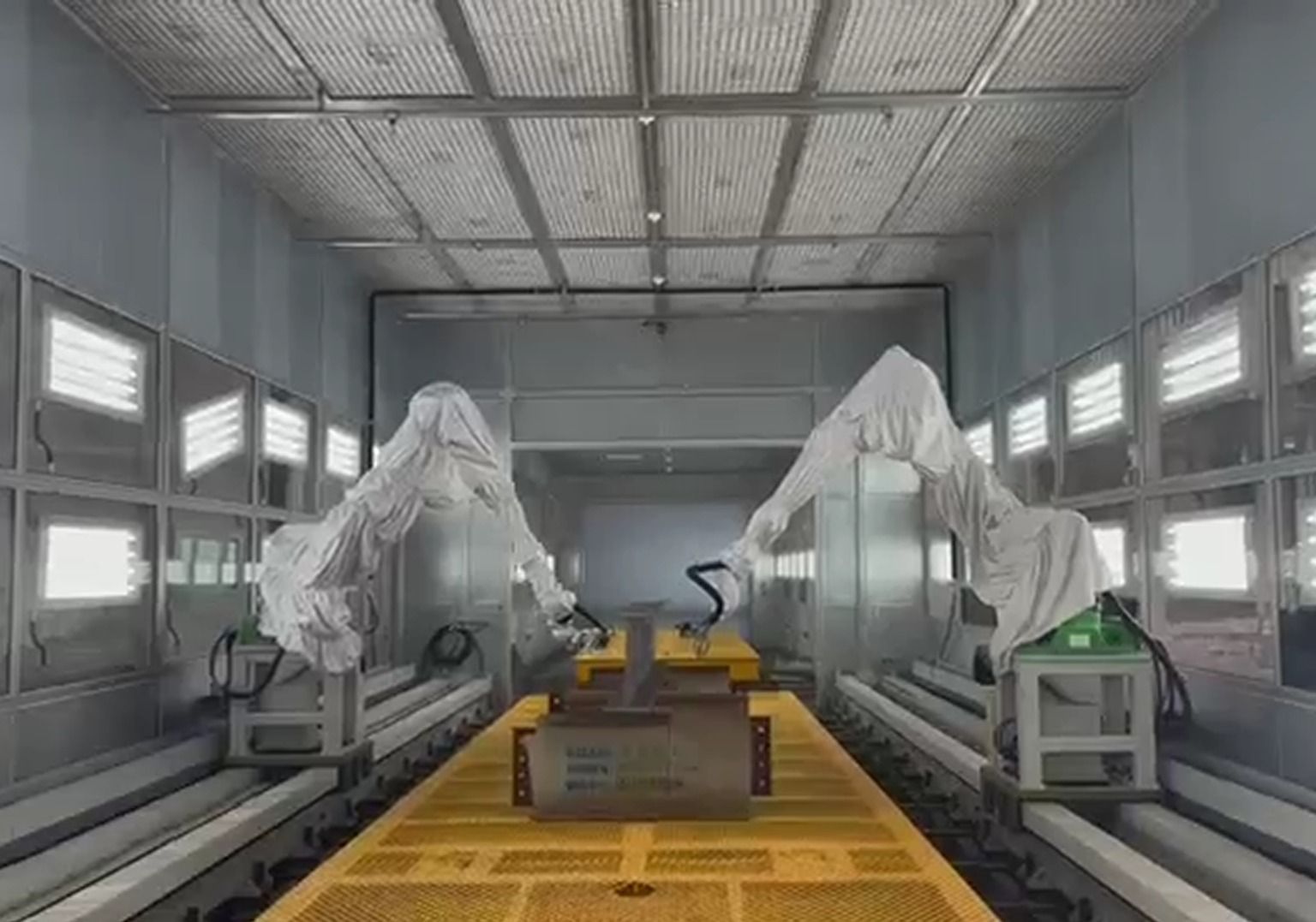 大型金屬件噴涂案例，機器人噴涂線，好設備南鑫造。